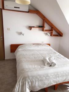 1 dormitorio con 1 cama con 2 toallas en אירוח גאלה בגולן, en Katzrin