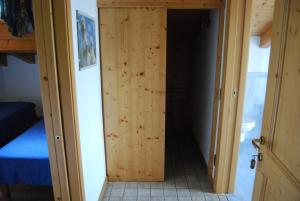 ein kleines Zimmer mit einer Holztür in einem Zimmer in der Unterkunft B&B Nido Delle Aquile in Monclassico