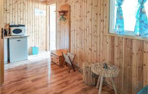 - une cuisine avec des boiseries, une table et un four micro-ondes dans l'établissement Awesome Home In Pobierowo With Kitchen, à Pobierowo