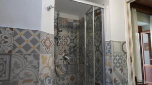 um chuveiro com uma porta de vidro na casa de banho em Baglio Sant’Angelo em Licata