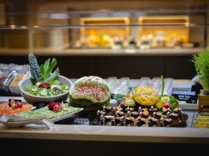 una mesa con varios tipos diferentes de alimentos en Hotel Ullensvang en Lofthus