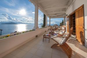 d'un balcon avec des chaises et une vue sur l'eau. dans l'établissement Villa Melandrina, à Égine