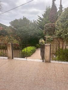 um portão aberto para um jardim com uma passagem em Einliegerwohnung in der Villa em Anadolukavağı
