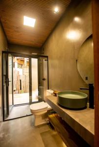 y baño con bañera, aseo y lavamanos. en Casa moderna prox ao centro na Praia do Rosa SC, en Imbituba