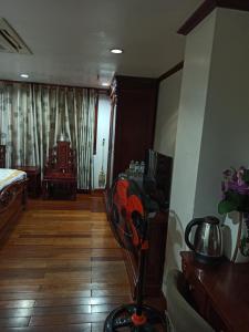 um quarto com uma ventoinha de piso num quarto em Hotel Kally Saigon em Ho Chi Minh