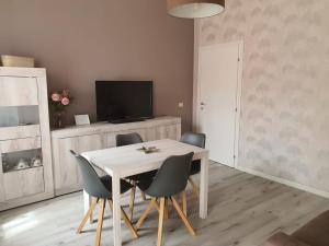 Μια τηλεόραση ή/και κέντρο ψυχαγωγίας στο Appartamento il Tiglio vicino ospedale +1 φωτογραφίες