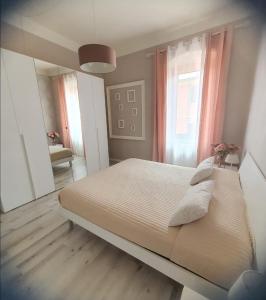 a bedroom with a large bed and a window at Appartamento il Tiglio vicino ospedale in Negrar