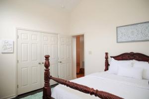 Ein Bett oder Betten in einem Zimmer der Unterkunft Spacious 4-Bedroom Home with Private Backyard