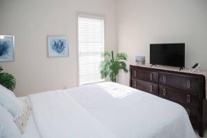 Ein Bett oder Betten in einem Zimmer der Unterkunft Spacious 4-Bedroom Home with Private Backyard