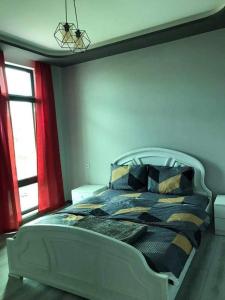 een slaapkamer met een wit bed met kussens en een raam bij Guest House, Հյուրատուն, Հայաստանյան Շվեյցարիա in Stepʼanavan