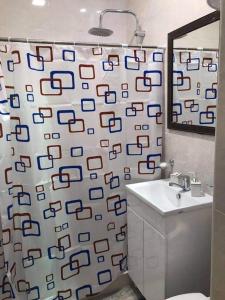 een badkamer met een douchegordijn, een toilet en een wastafel bij Guest House, Հյուրատուն, Հայաստանյան Շվեյցարիա in Stepʼanavan