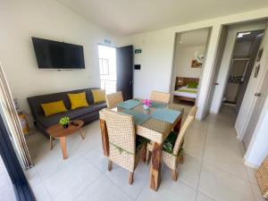 a living room with a table and chairs and a couch at G308-Hermoso Apartamento en la Tebaida,en condominio campestre in La Tebaida