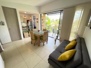 a living room with a couch and a table at G308-Hermoso Apartamento en la Tebaida,en condominio campestre in La Tebaida