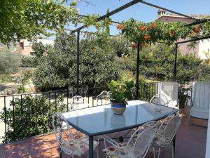 een tafel en stoelen met een potplant op een patio bij Casa La Higuera in Chulilla