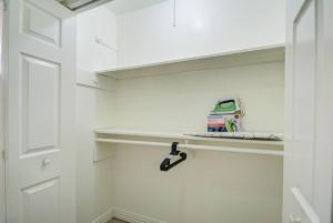 una habitación con una puerta y un estante con una herramienta en 'Urban Green Living' en Houston