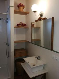 een badkamer met een wastafel en een spiegel bij Casa La Higuera in Chulilla