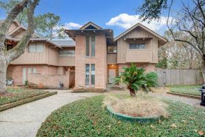 een huis met een boom ervoor bij 'Urban Green Living' in Houston