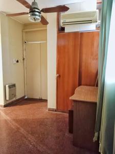 une chambre vide avec un ventilateur de plafond et un couloir dans l'établissement La nona - Departamento, à Godoy Cruz