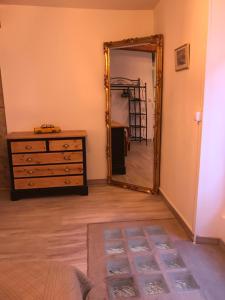 Łóżko lub łóżka w pokoju w obiekcie Le grenier de Manée