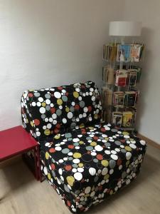 krzesło z kropkami w pokoju w obiekcie Le grenier de Manée w mieście Villemoustaussou +15 zdjęć