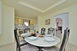 Kuchnia lub aneks kuchenny w obiekcie Villa Dalmatina Zadar mit Pool