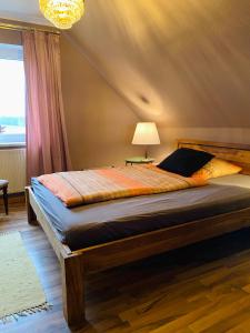 Postel nebo postele na pokoji v ubytování Lily-Rose Cottage
