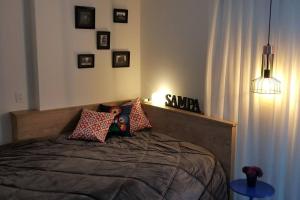 Un dormitorio con una cama con almohadas. en Viva Sampa!, en São Paulo