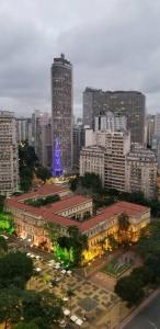 una grande città con un albero di Natale al centro di Viva Sampa! a San Paolo