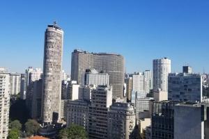 uma vista para o horizonte da cidade com edifícios altos em Viva Sampa! em São Paulo