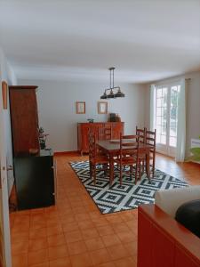 a kitchen and dining room with a table and chairs at villa 8 personnes ô Mes Anges in Saint-Julien-en-Born