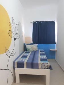 um quarto com uma cama com uma cortina azul em A.M.A Appartament em Calheta Do Maio