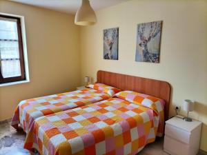 sypialnia z łóżkiem i 2 zdjęciami na ścianie w obiekcie Don Camino Premium w mieście Villalcázar de Sirga