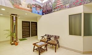 Zimmer mit 2 Stühlen und einem Tisch in der Unterkunft Itsy By Treebo - O3 in Chandīgarh