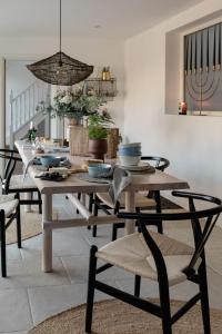a dining room with a table and chairs at Luxury Eton Cottage-Design Led in Eton