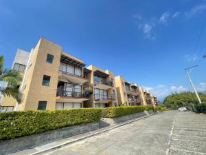 an empty street in front of a building at G307Espectacular Apartamento, Condominio Campestre in La Tebaida