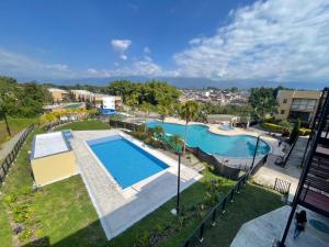 an overhead view of a swimming pool in a resort at G307Espectacular Apartamento, Condominio Campestre in La Tebaida +19 photos