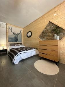 una camera da letto con un letto con un disegno di cervo sul muro di font romeu a Font-Romeu-Odeillo-Via