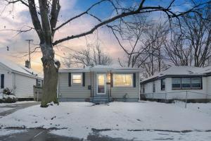 una pequeña casa blanca con nieve en el suelo en Lovely PET FRIENDLY three bedroom in desirable Urbandale Location! home, en Wyoming