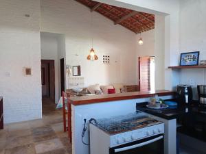 タイーバにあるCasa dos Ximenes - Beira Mar da Taíba - Ótima localizaçãoのキッチン(コンロ付)
