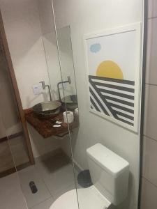 a bathroom with a toilet and a sink at Pousada Meraki Paraty Mirim in Paraty