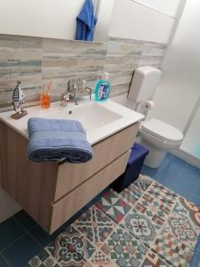 een badkamer met een wastafel en een toilet bij Le stanze della villa in Sambuca di Sicilia