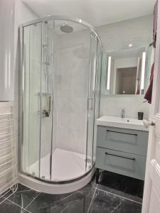bagno con doccia e lavandino di Charmant T3 Centre ville - Cozy Houses a Reims