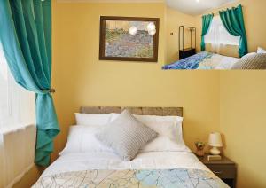 Duas fotografias de um quarto com uma cama e um espelho. em Three Bed Luxury Home in London em Abbey Wood