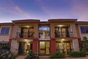 ein Apartmenthaus mit vielen Fenstern in der Unterkunft Karay Apartments in Wakiso