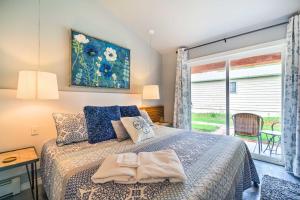 um quarto com uma cama e uma grande janela em Fort Collins Vacation Rental with Private Hot Tub! em Fort Collins