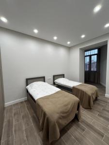 twee bedden in een kamer met bij Cozy apartment in Jerevan