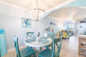a dining room with a white table and chairs at Condo in Paradise -Beach and Intracoastal Waterway in Clearwater Beach