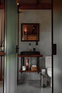 大普拉亞的住宿－Vicença Glamping，一间带水槽和卫生间的浴室