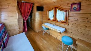 ein Zimmer mit einem Tisch und einem Stuhl in einer Hütte in der Unterkunft Roulotte chez Manon en Luberon in Lagnes