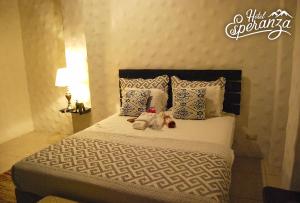 een slaapkamer met een bed met twee teddyberen erop bij Hotel Esperanza Estelí in Estelí